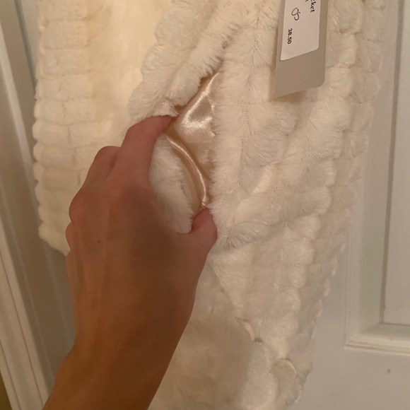 ◻️ LIZARD THICKET FAUX FUR VEST - Picture 4 of 8